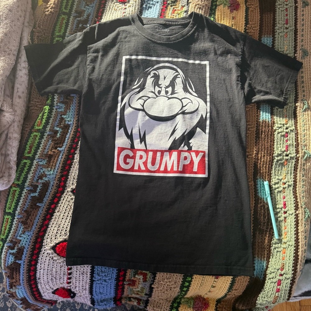 Disney Snow White Grumpy Black Graphic T-Shirt Pop Art Kidcore Unisex Adult M